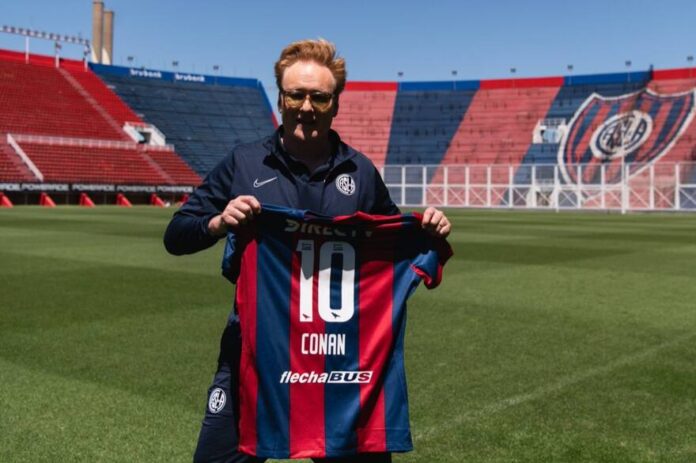 conan-obrien-hablo-en-espanol-jugo-al-futbol-en-XD22YUQF2JFNTKHBZRCV7JJMEI